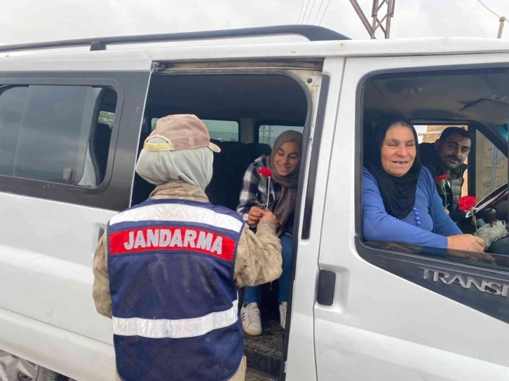 Mardin’de kadınlara çiçekli bilgilendirme
