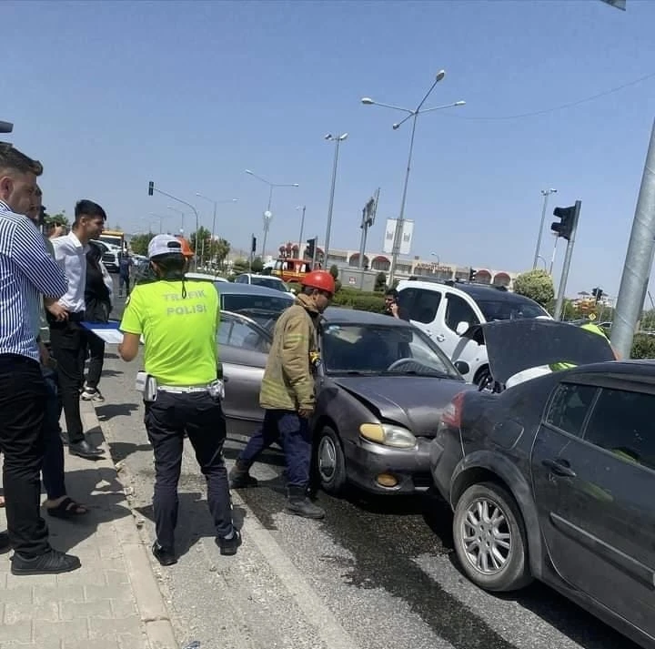 Mardin’de maddi hasarlı zincirleme kaza
