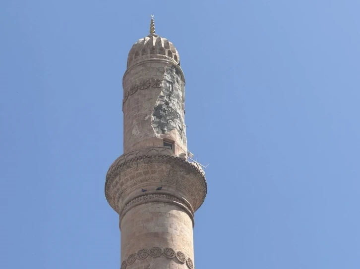 Mardin’de minareye yıldırım düştü
