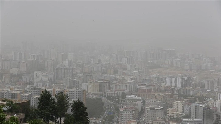 Mardin'de toz taşınımı etkili oldu