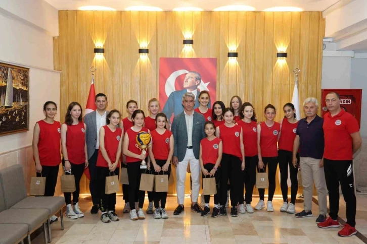 Marmaris Belediye Başkanı Oktay, başarılı sporcuları ağırladı
