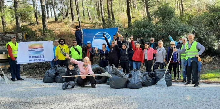 Marmaris doğa gönüllüleri çöp toplama etkinliklerine devam ediyor
