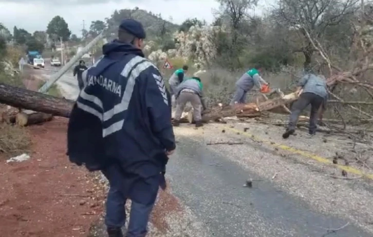 Marmaris’te sağanak yağış ve fırtına devam ediyor
