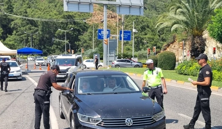 Marmaris’te trafik ekipleri ilçe girişinde gelen sürücülerin bayramını kutlayıp broşür dağıttı
