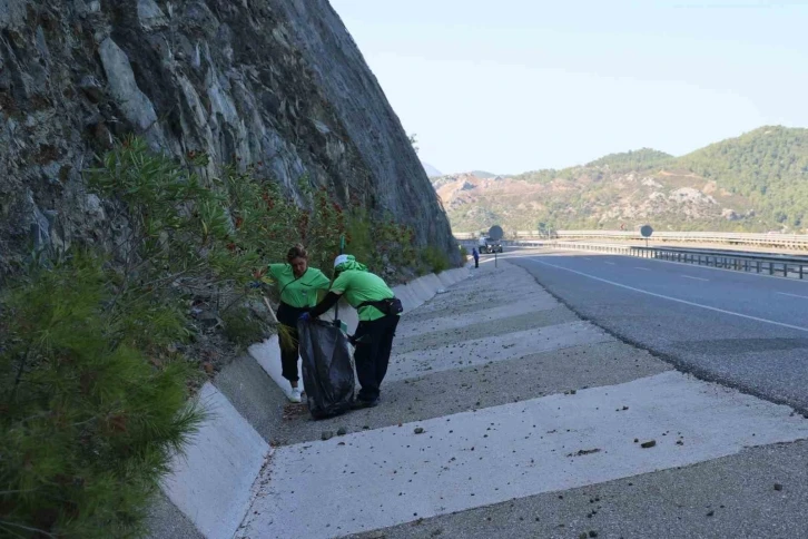 Marmaris’te yoldan geçenlerin attığı çöpler temizlendi
