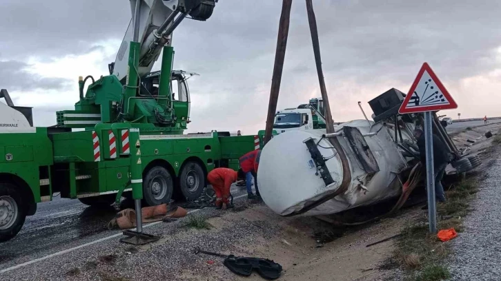 Mazot yüklü tanker ile tır çarpıştı: 1 yaralı
