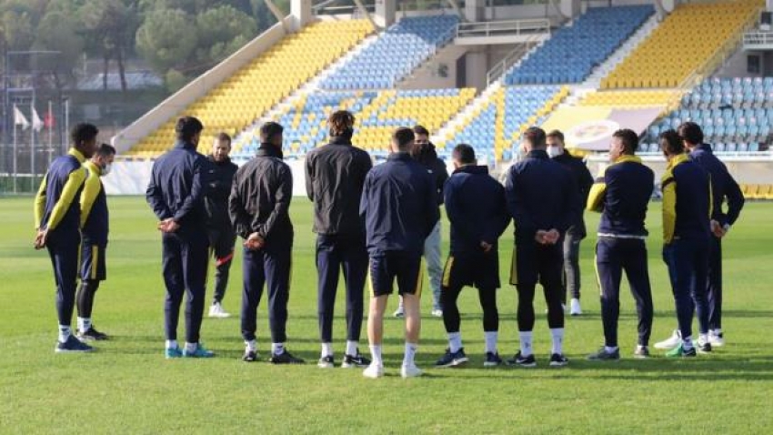 Menemensporlu futbolculardan protesto