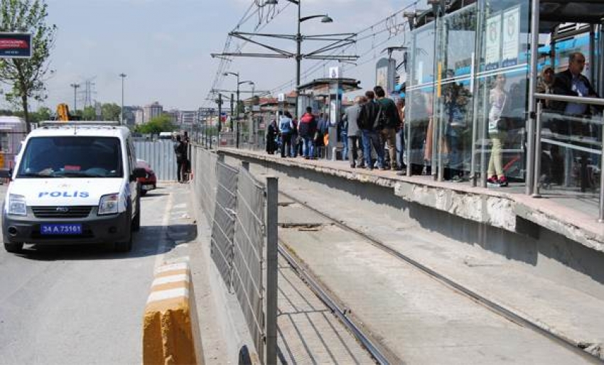 Baygınlık geçiren kadın tramvayın altında sürüklendi