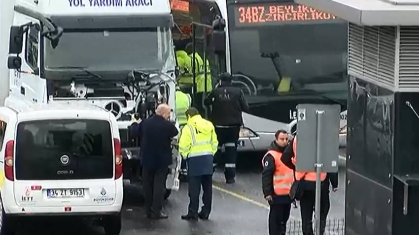 İstanbul’da metrobüs kazası: 3 yaralı