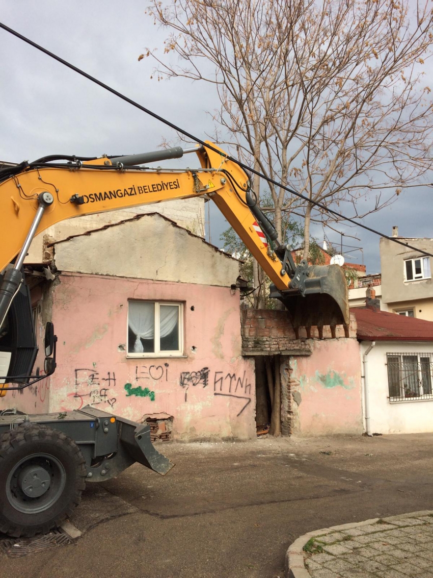 Osmangazi Belediyesi'nden madde bağımlılarının meskenine balyoz 