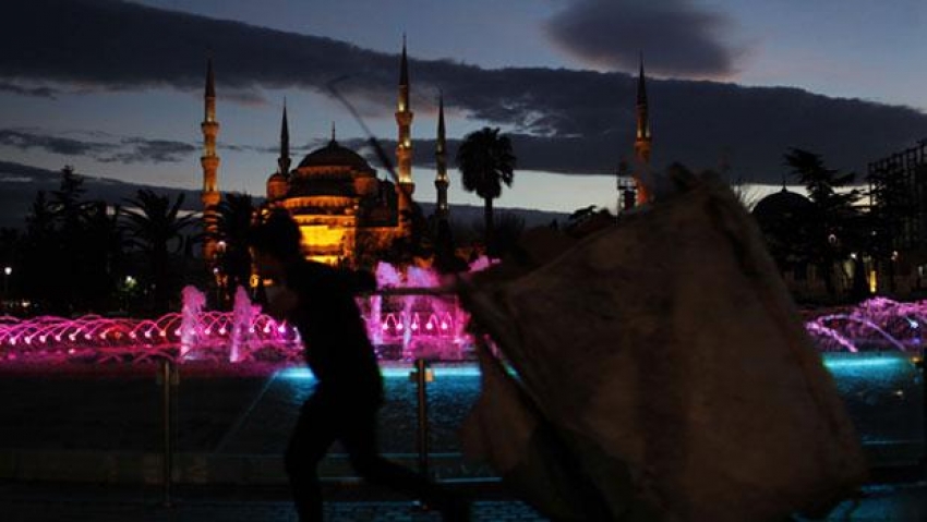 Sultanahmet Meydanı 12 saat sonra yaya trafiğine açıldı