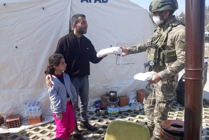 Mehmetçik arama kurtarma çalışmalarının yanı sıra hijyen kiti dağıtımı da yapıyor
