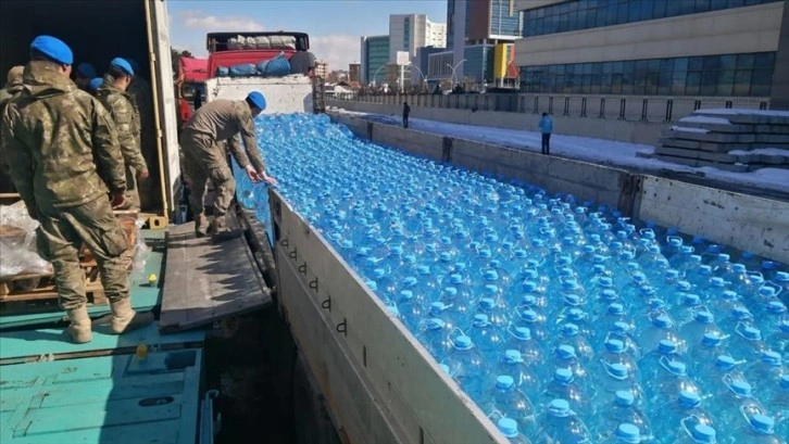 Mehmetçik deprem bölgesinde yaraları sarmaya devam ediyor