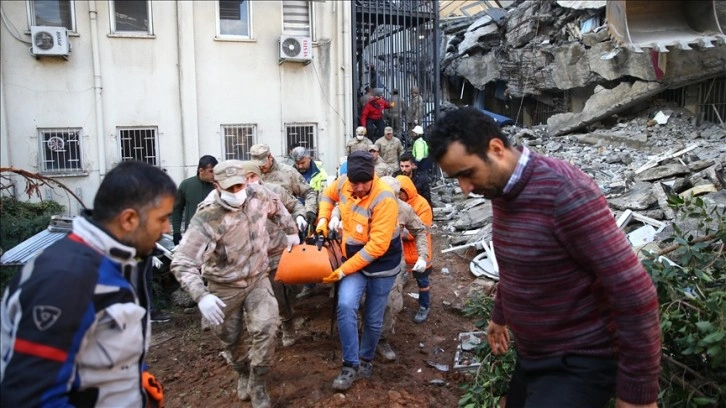 Mehmetçik deprem bölgesindeki vatandaşlara yardım elini uzatıyor