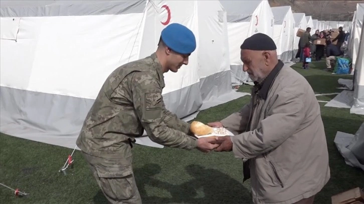 Mehmetçik depremzedelerin ihtiyaçlarını karşılamaya devam ediyor