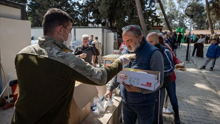 Mehmetçik Hatay'da kurduğu donanımlı çadırlarla depremzedelere destek oluyor