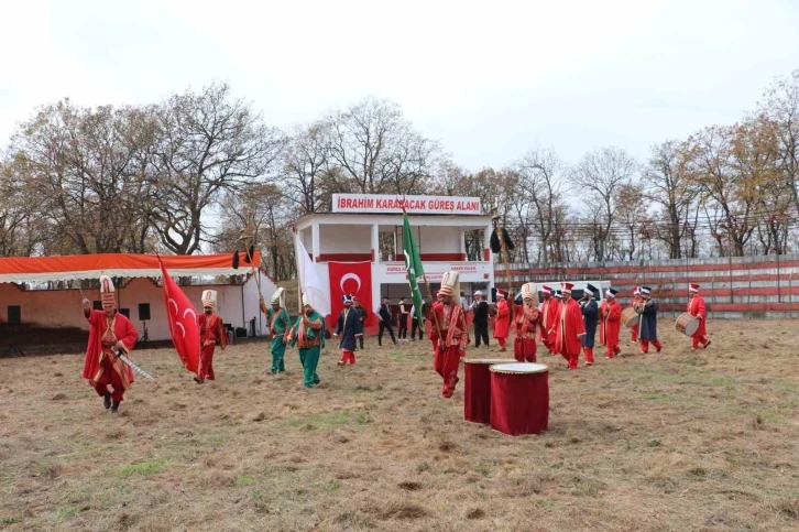 Mehterli ve güreşli sünnet şöleni
