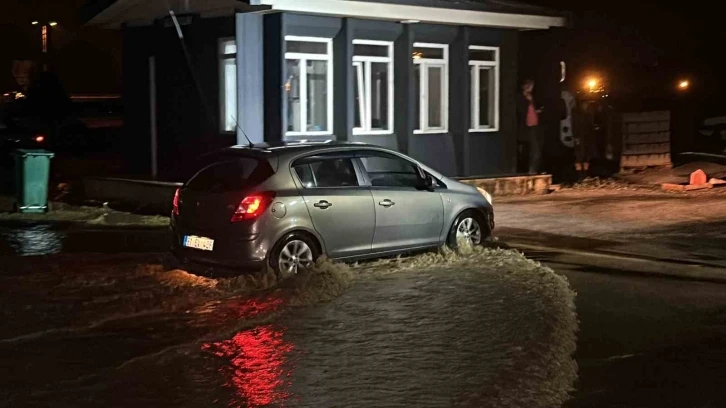 Melen Çayı taştı, 1000’e yakın araç tahliye edildi
