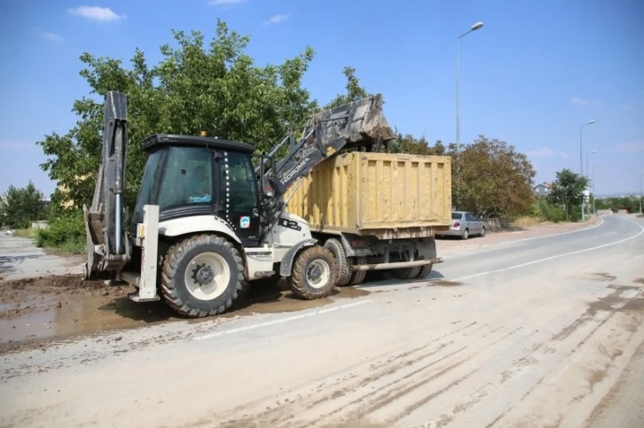 Melikgazi’de şiddetli yağmur sonrasında temizlik çalışmaları yapıldı
