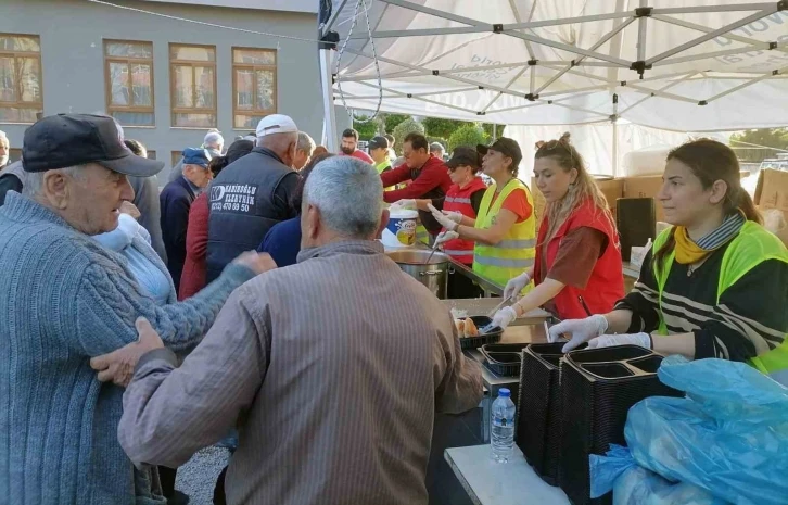 Menteşe Belediyesi deprem bölgesinde yaraları sarıyor
