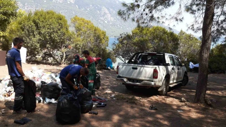 Menteşe’de ekipler Akbük Koyu’nda 2 ton çöp topladı
