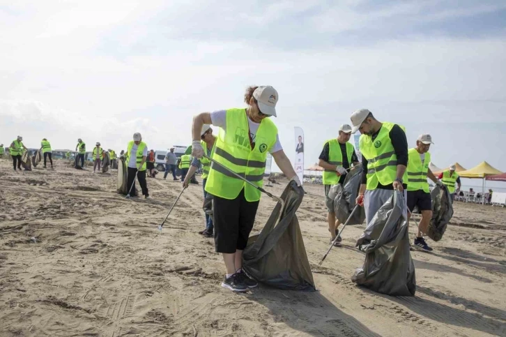 Mersin Büyükşehir Belediyesinden sahil temizleme etkinliği
