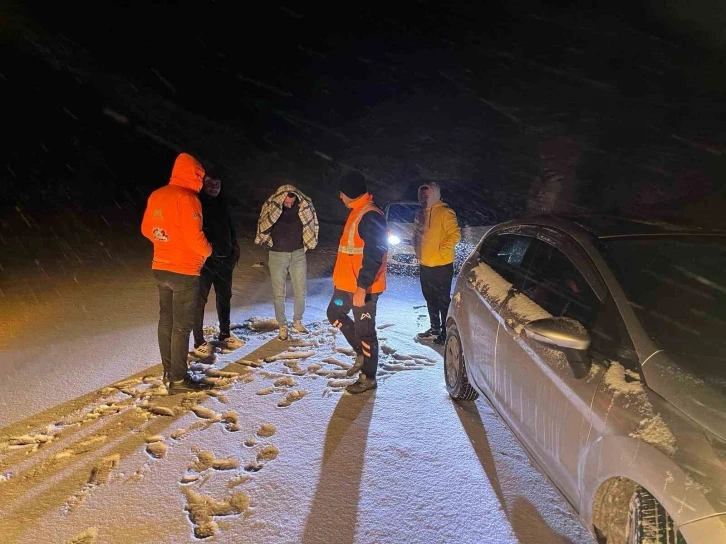 Mersin Büyükşehir ekiplerinin kar nöbeti sürüyor
