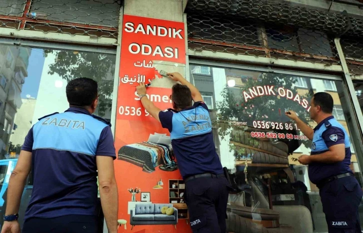 Mersin’de Arapça yazılı tabela ve reklamlar kaldırılıyor
