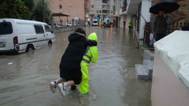 Sağanak yağış sele neden oldu