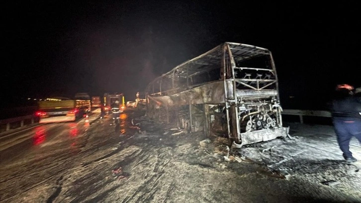 Mersin'de otobüsün tıra çarpması sonucu 3 kişi öldü, 23 kişi yaralandı