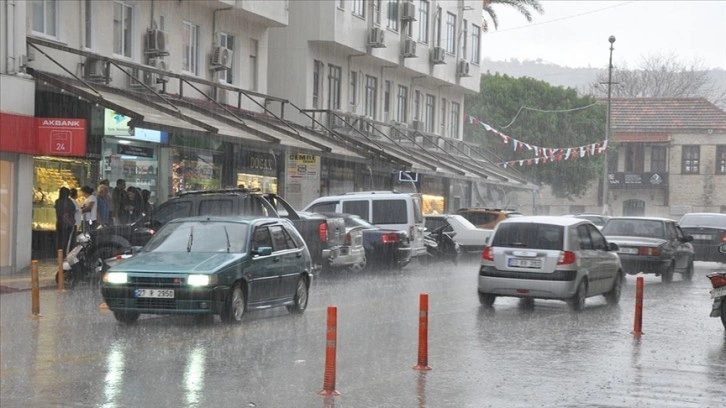 Mersin'de sağanak etkili oluyor