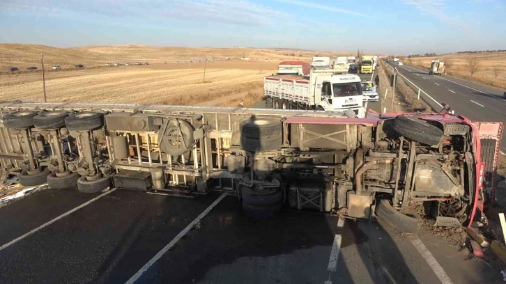 Tır metrelerce sürüklendi karşı şeride devrildi: 1 yaralı