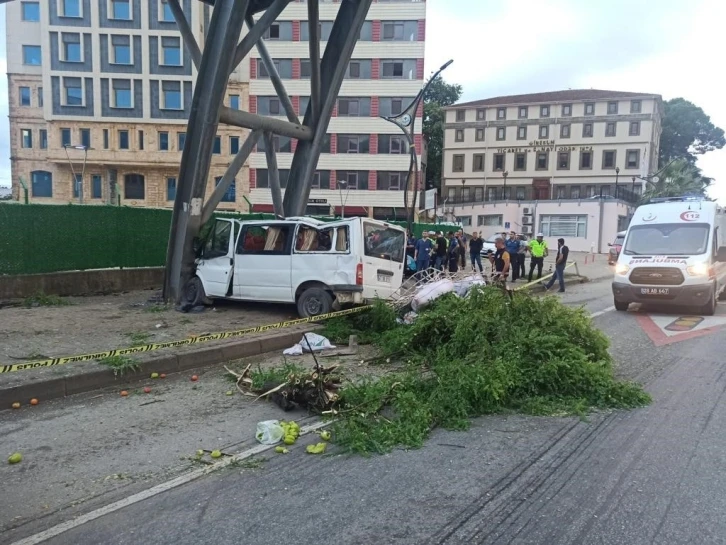 Mevsimlik fındık işçilerini taşıyan minibüs kaza yaptı: 1 ölü, 13 yaralı
