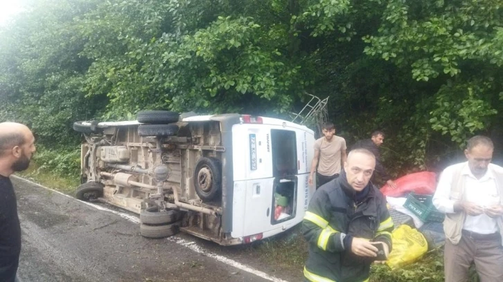 Mevsimlik tarım işçilerini taşıyan minibüs yan yattı: 8 yaralı
