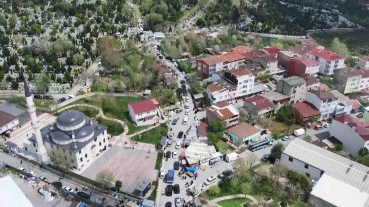 Mezarlık ziyaretine giden vatandaşlar trafikte yoğunluk oluşturdu
