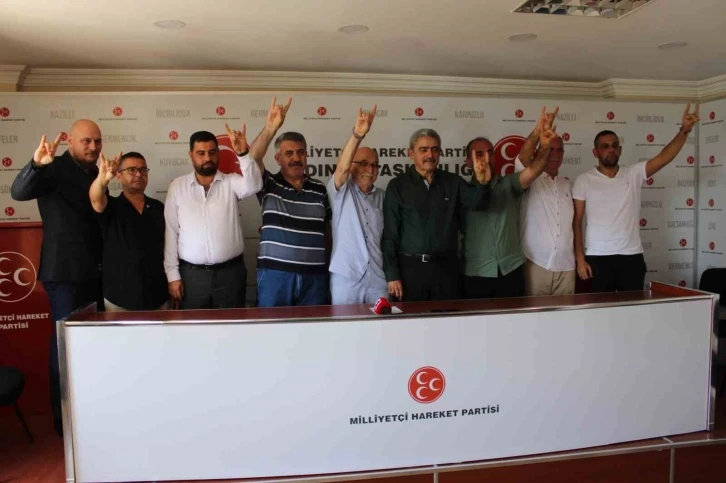 MHP Aydın’da yeni üyelere rozetleri takıldı
