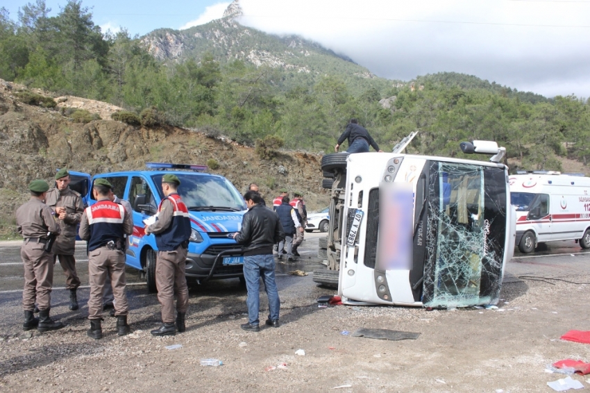 Antalya’da midibüs devrildi: 15 yaralı