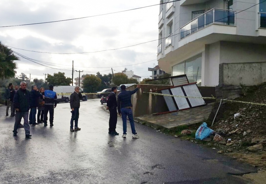 Milas’ta yeni yapılan sitenin istinat duvarı çöktü