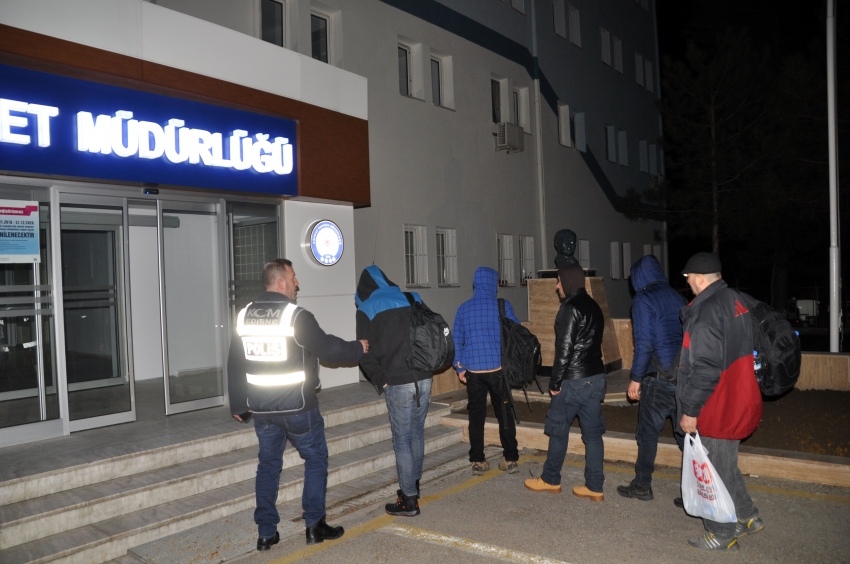 Polisin şüphelendiği minibüsten sığınmacılar çıktı