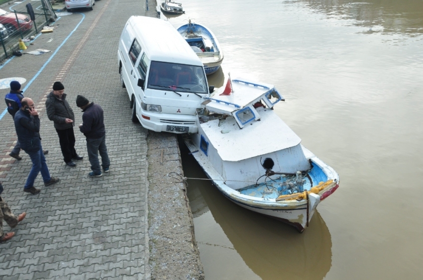 İlginç kaza: Minibüs tekneye çarptı!
