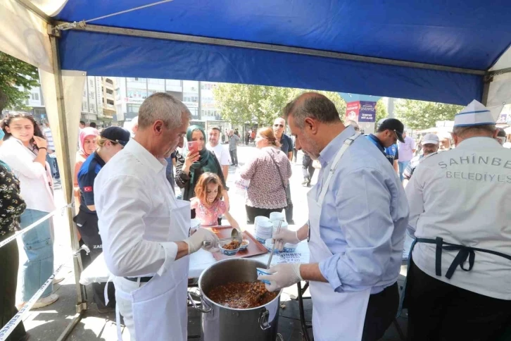 Milletvekili Çelikaslan ve Tahmazoğlu vatandaşlara aşure ikramında bulundu
