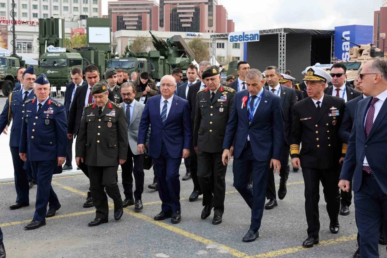 Milli Savunma Bakanı Güler, SAHA EXPO’da stantları gezdi
