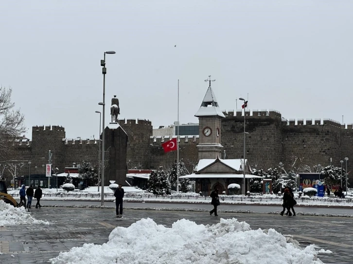 Milli yas: Kayseri’de bayraklar yarıya indirildi
