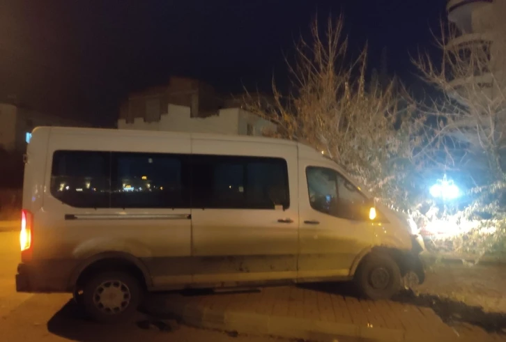 Minibüs ile hafif ticari araç çarpıştı: 1 yaralı
