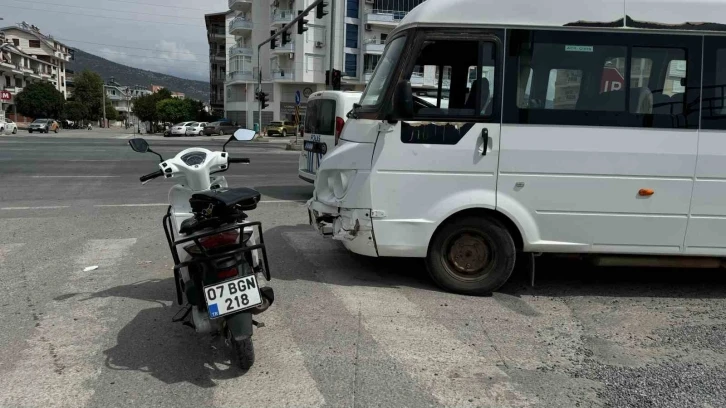 Minibüsle çarpışan motosiklet sürücüsü yaralandı
