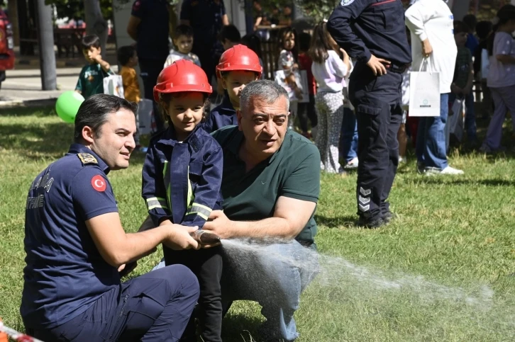 Minik öğrenciler fahri itfaiyeci oldu
