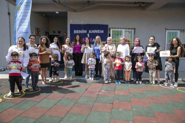 Minikler anneleri için hediye hazırlayıp, şarkılar söyledi
