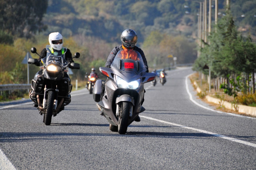 Motosiklet sürücüsünün ayak parmağı koptu