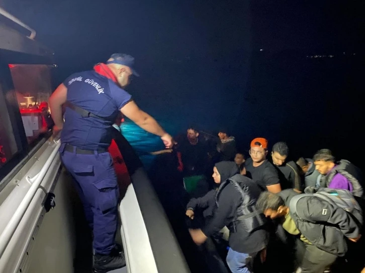 Mobil radar tarafından tespit edilen 21 düzensiz göçmen yakalandı
