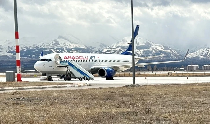 Motor ve kanat kısmını iniş sırasında piste sürten THY’nin TK 7575 sefer sayılı uçağı Erzurum Havalimanında onarılacak
